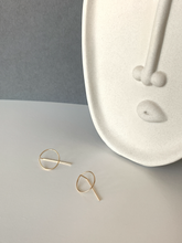 Load image into Gallery viewer, Circle Threader Earrings