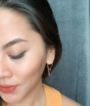Load image into Gallery viewer, P shape open hoop Earrings