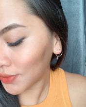 Load image into Gallery viewer, Circle Threader Earrings